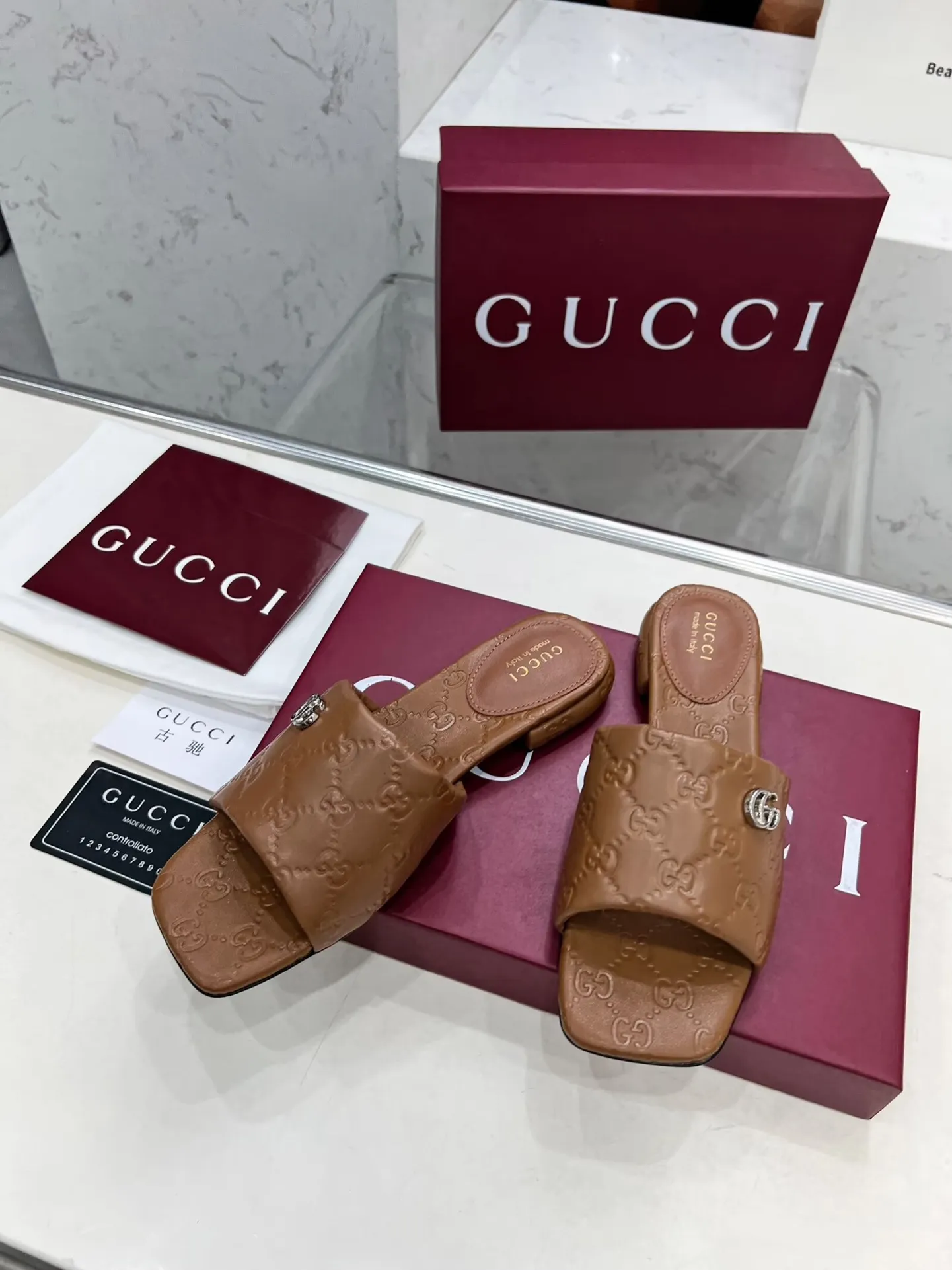 👟👟Ex-factory price 440👟👟 Gucci Double G slippers, fashionable, high-end and full of personality✅ Very stable, comfortable and durable for daily use, convenient and unique for daily matching, a must-have classic for summer, the upper is made of GUCCI 3D embossed, genuine leather outsole Fabric: cowhide Lining/foot pad: sheepskin Color: black, white, brown, burgundy Code number: 35-42 (41 and 42 need to be customized) Packaging: Comes with cloth bag and card.